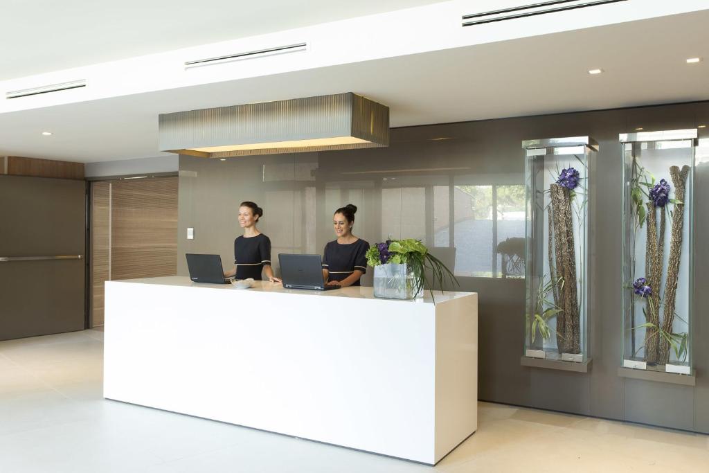 Deux femmes se tenant au comptoir dans un hall dans l'établissement Almar Lido Jesolo, à Lido di Jesolo 39 autres photos