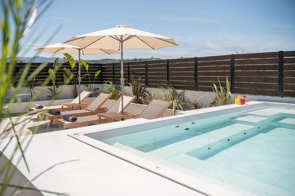 Sol Luxury Apartment - close to the beach with a private mini pool
