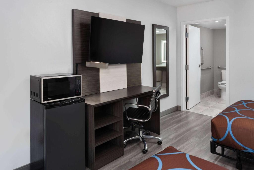 Super 8 by Wyndham Baltimore Northwest Image