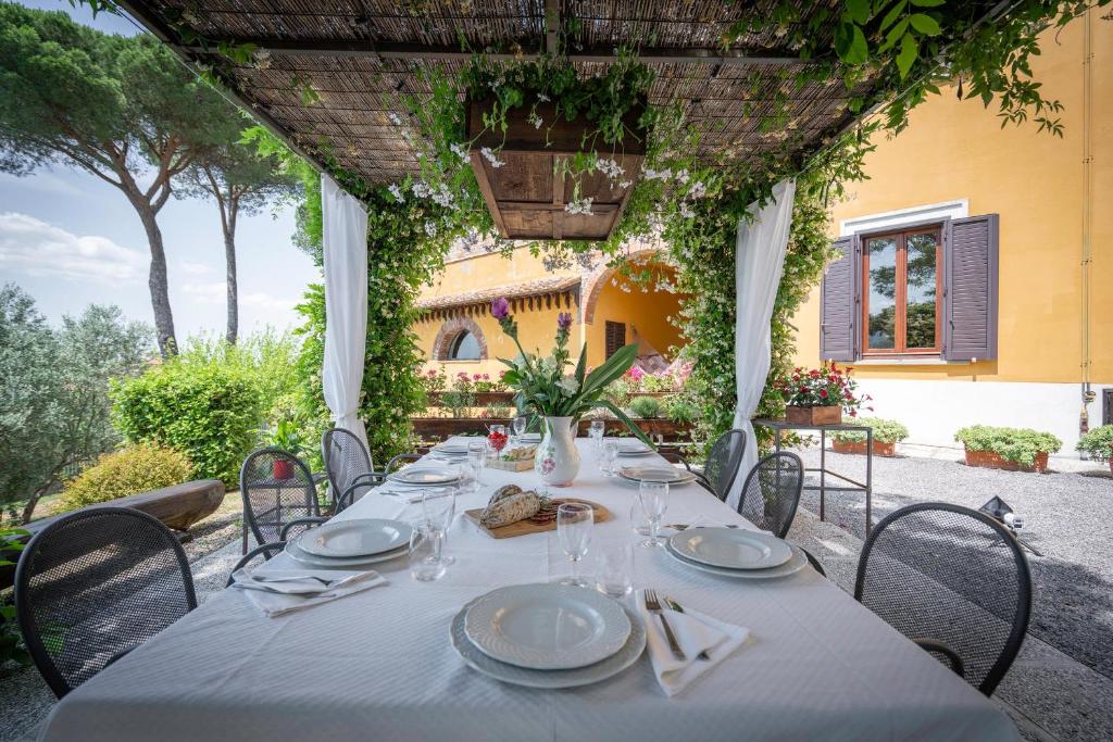 - une table avec des assiettes et des serviettes blanches sur une terrasse dans l'établissement Villa Licia, Val D'orcia, Private Pool, Jacuzzi, Wifi, à Chiusi
