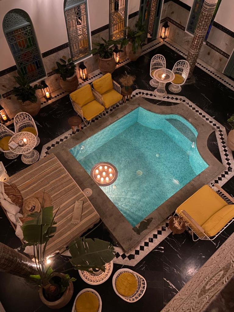une vue aérienne d'une piscine dans un immeuble dans l'établissement Riad Ksar Fawz & Spa, à Marrakech
