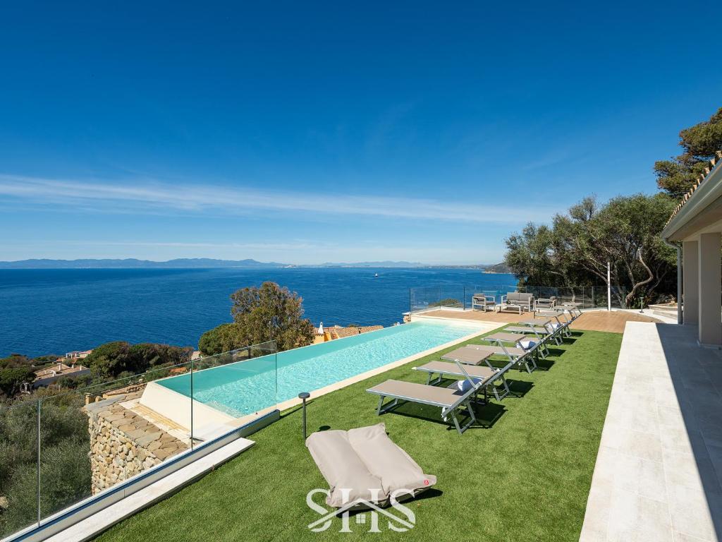 une image d'une villa avec piscine dans l'établissement Villa Belle View, à Torre delle Stelle