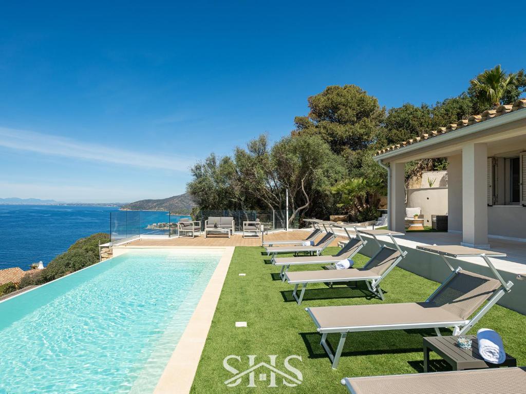 une villa avec une piscine et l'océan dans l'établissement Villa Belle View, à Torre delle Stelle 75 autres photos