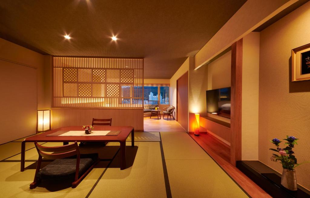 un salon avec une table et une salle à manger dans l'établissement Yamagataya, à Gero