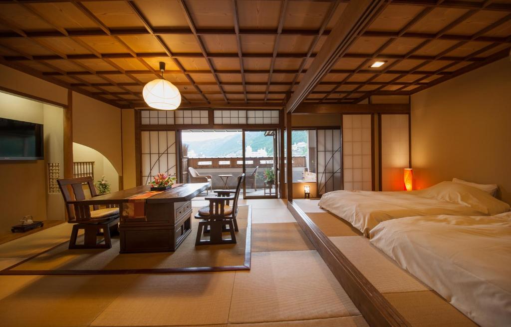 une chambre avec un bureau et un lit et un bureau dans l'établissement Yamagataya, à Gero 37 autres photos