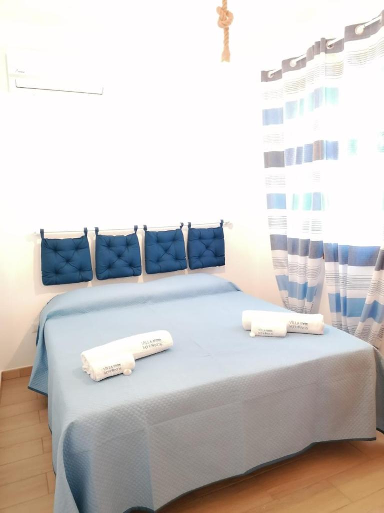 une chambre avec un lit avec deux serviettes dessus dans l'établissement Villa Mykonos, à Fontane Bianche 64 autres photos