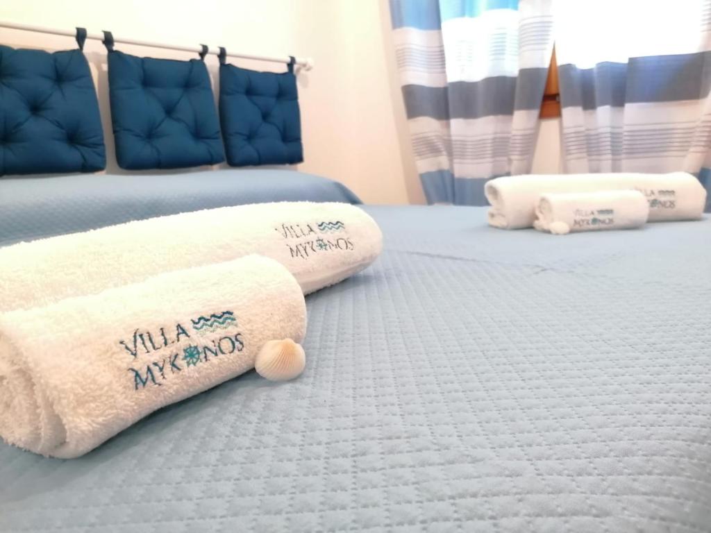 une chambre avec un lit avec des serviettes dessus dans l'établissement Villa Mykonos, à Fontane Bianche