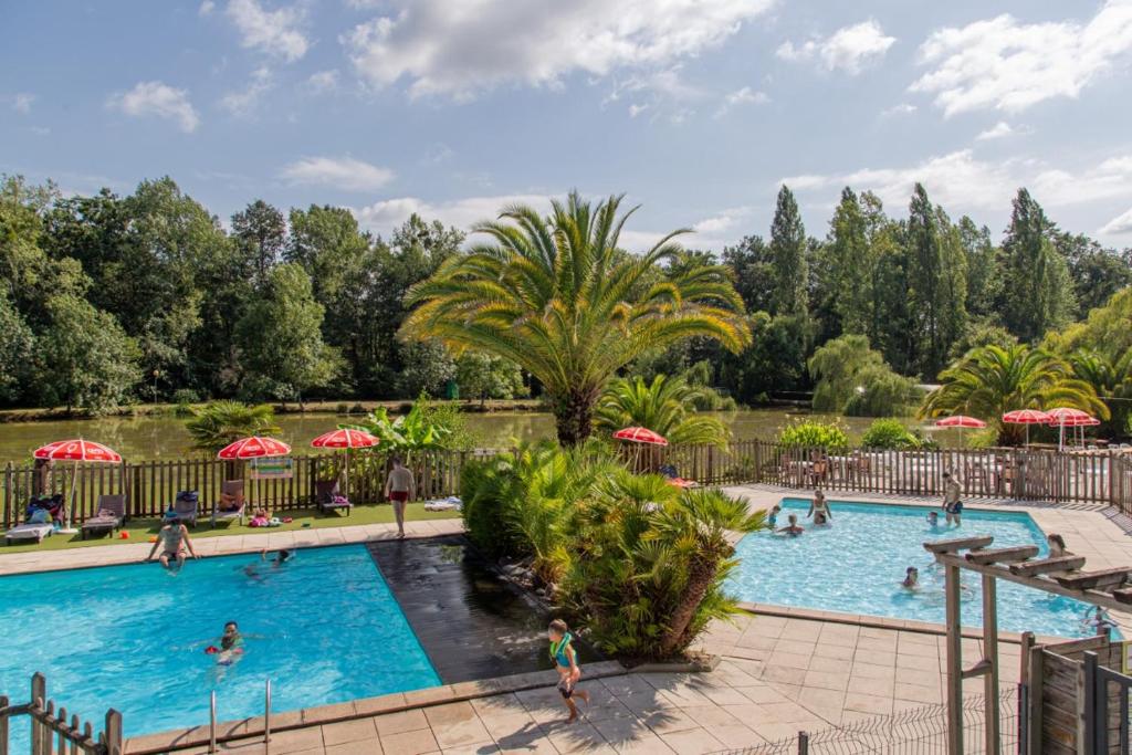 - une piscine dans un complexe où vous pourrez nager dans l'établissement Camping maeva Respire La Comtesse, à Bélus