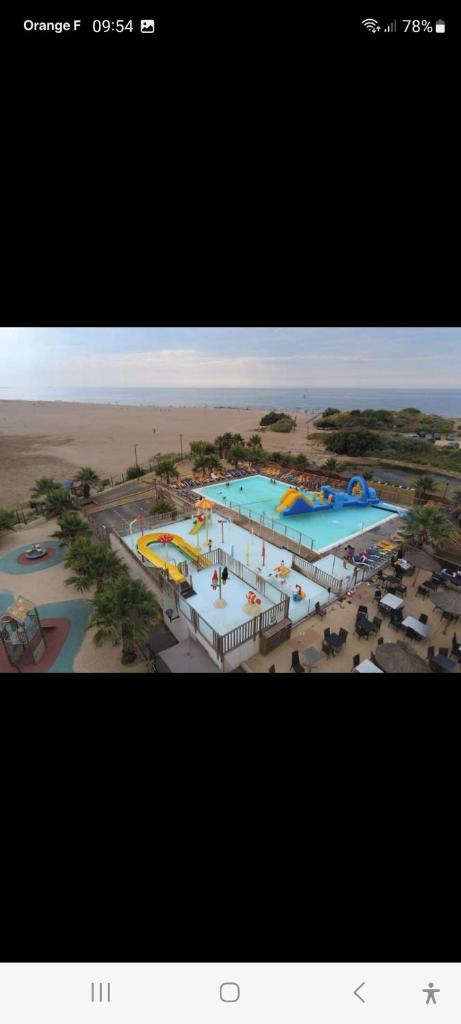 - une vue sur un grand parc aquatique dans l'établissement Mobil home Camping Bleu Marine, à Sérignan