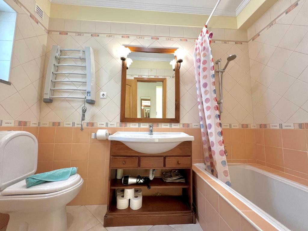 Central Tavira Townhouse close to Riverside: 2BR 3