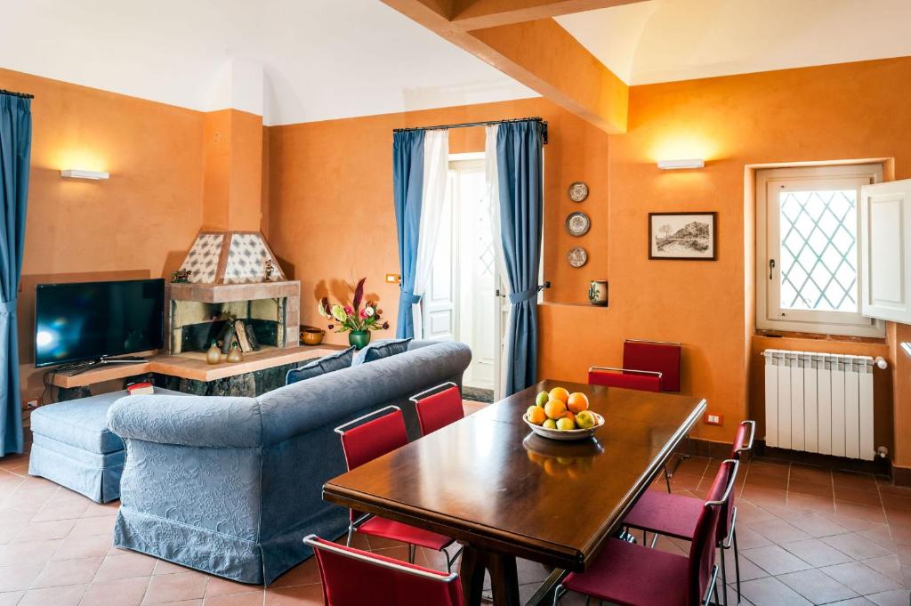 un salon avec un canapé et une table dans l'établissement Villa Eremo Sant'Emilia, à Trecastagni