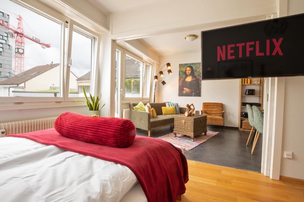 Bright Apartment with Balcony near SBB - Special MODERN LISA Apartment, Basel, up to 4 guests 3