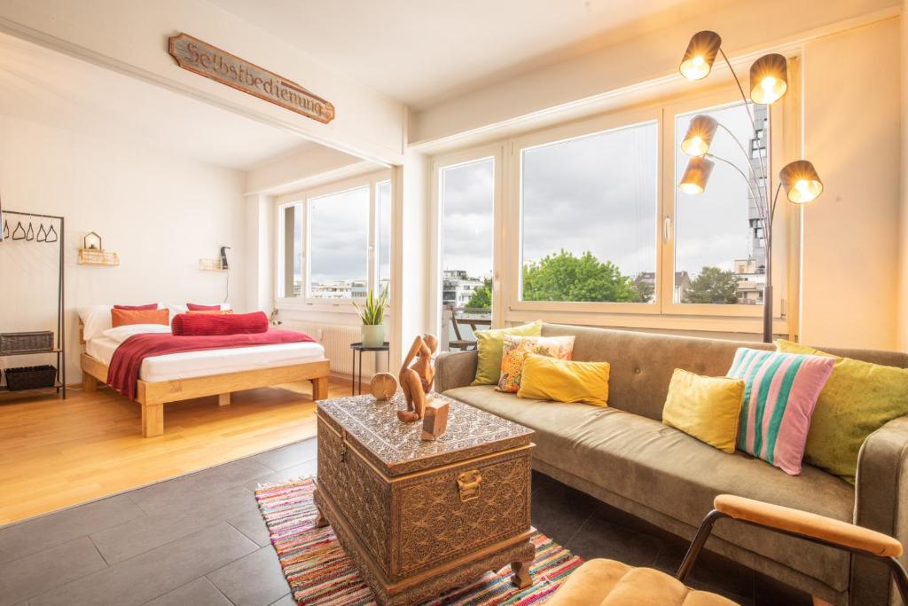Bright Apartment with Balcony near SBB - Special MODERN LISA Apartment, Basel, up to 4 guests 1