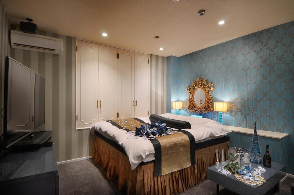 une chambre avec un grand lit et une télévision dans l'établissement Hotel Blanc Chapel Christmas Sakai (Adult Only), à Sakai