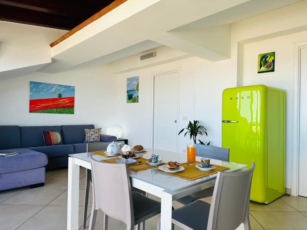 une salle à manger avec une table et un canapé dans l'établissement Riviera Ionica, à Santa Teresa di Riva