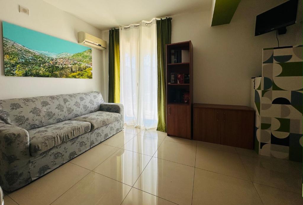 un salon avec un canapé et une fenêtre dans l'établissement Riviera Ionica, à Santa Teresa di Riva