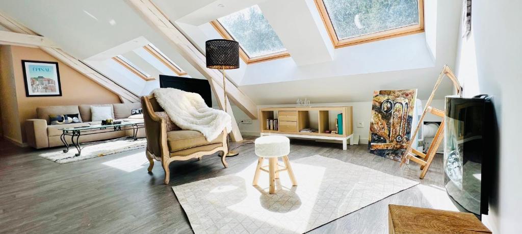 - un salon avec un plafond voûté et des lucarnes dans l'établissement Pretty ski nest in Gérardmer, à Gérardmer
