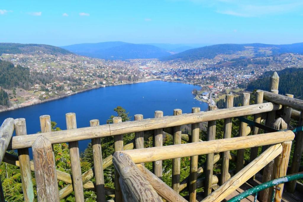 - une vue sur le lac depuis un banc en bois dans l'établissement Pretty ski nest in Gérardmer, à Gérardmer