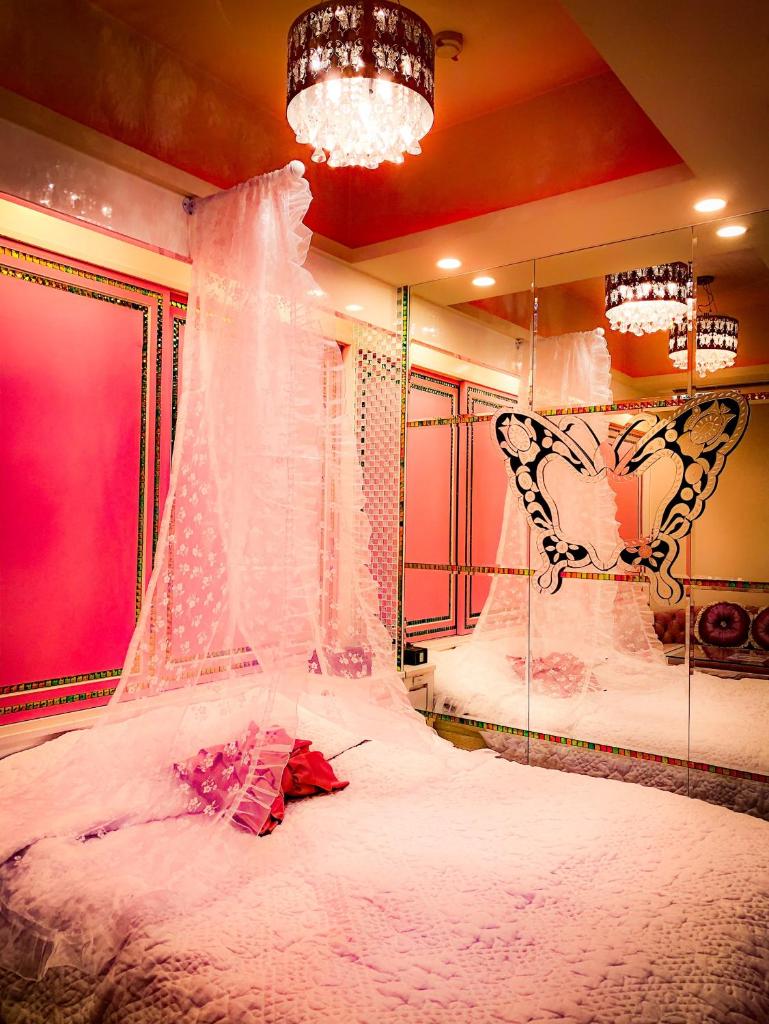 une chambre avec un lit à baldaquin dans l'établissement H-SEVEN TOYAMA (Adult Only), à Takaoka