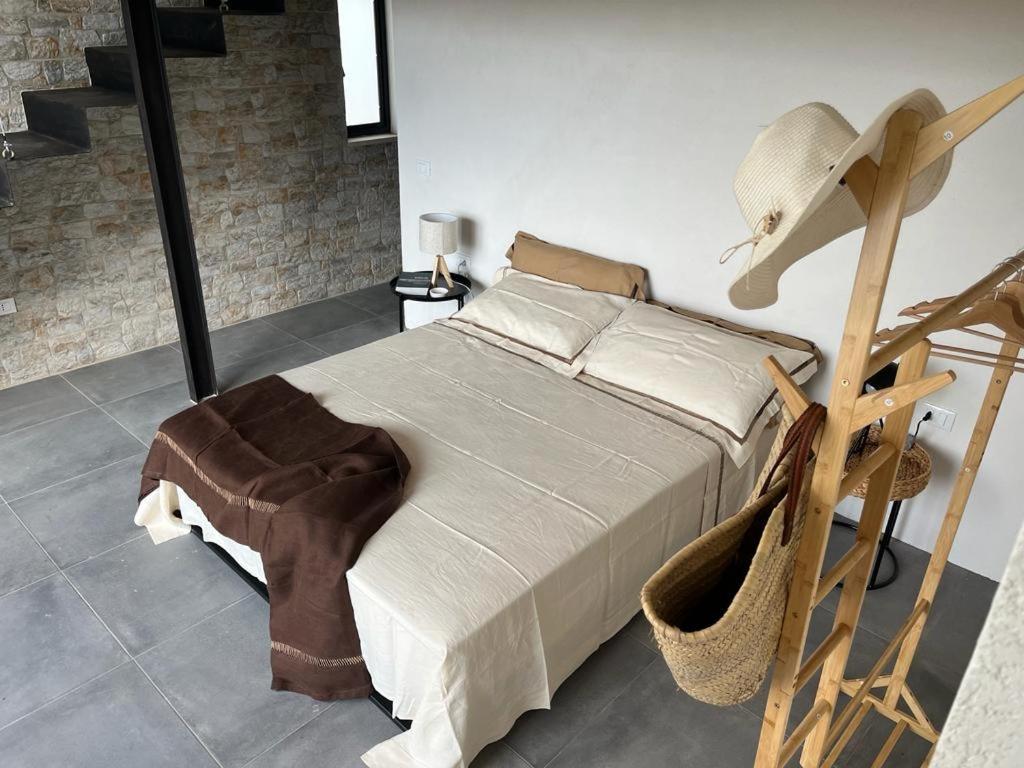 une chambre avec un lit avec un chapeau dessus dans l'établissement Villa Calimma, à Pachino