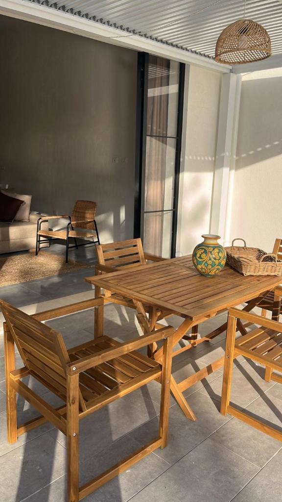 une table et des chaises en bois dans un salon dans l'établissement Villa Calimma, à Pachino