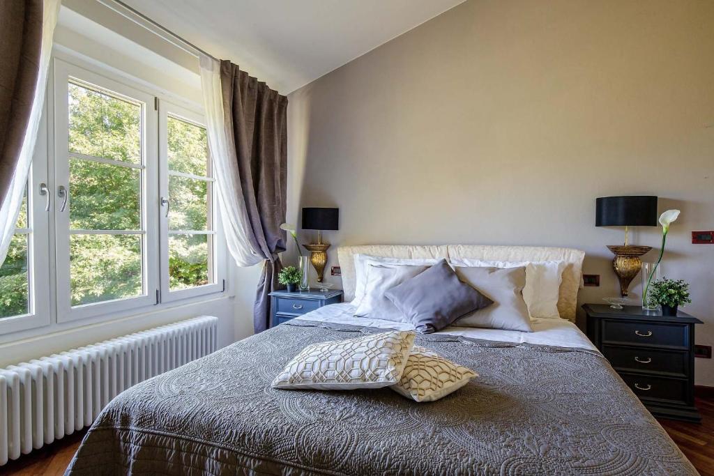 une chambre avec un lit avec des oreillers et une fenêtre dans l'établissement Villa Ester, a Stylish Farmhouse on the Hills, à Capannori 68 autres photos