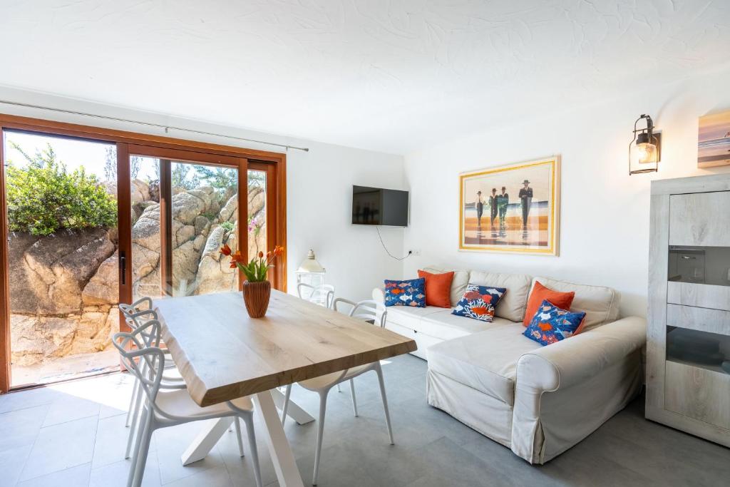un salon avec un canapé et une table dans l'établissement villa Le farfalle, à San Teodoro