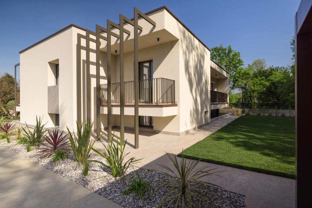 rendu d'une maison avec pelouse dans l'établissement Villa THE ONE - ZAvillas - up to 14 people, à Ponti sul Mincio