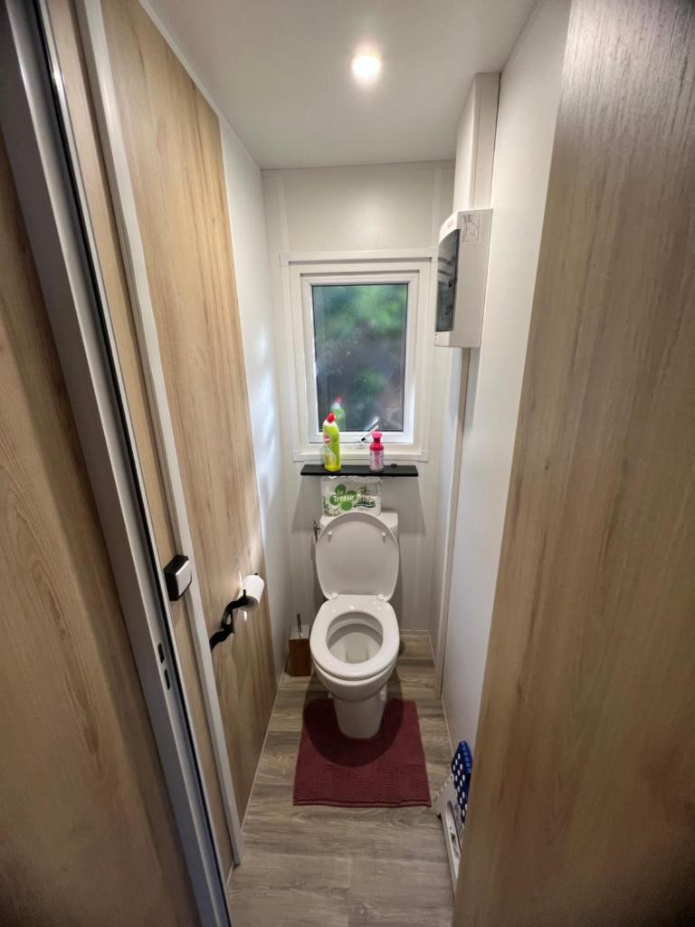 Elle comprend une petite salle de bains pourvue de toilettes et d'une fenêtre. dans l'établissement La cabane des pins, à Lège-Cap-Ferret 23 autres photos