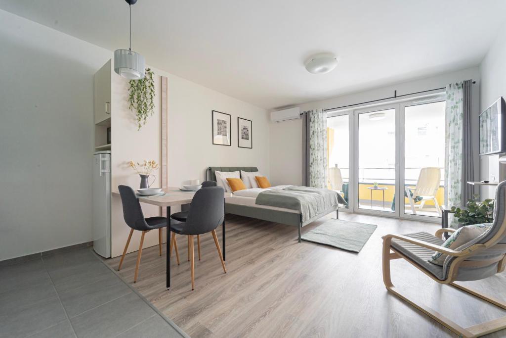 WestSide Garden Apartments by FirstHost 2