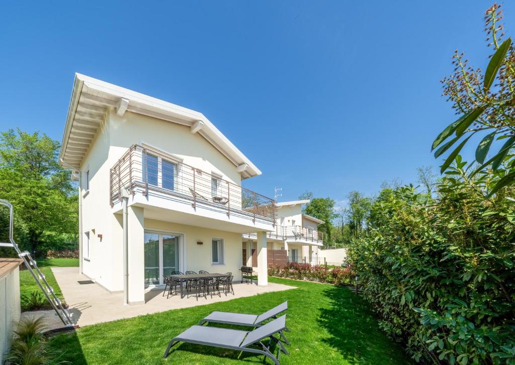 Photo de la galerie de l'établissement Luxury Villas Gardenia with Private Pool, à Padenghe sul Garda