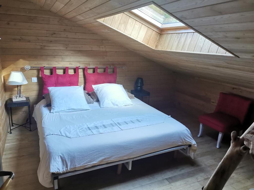 - une chambre mansardée avec une lucarne dans l'établissement Gîte Nat'ure, à Mirabel