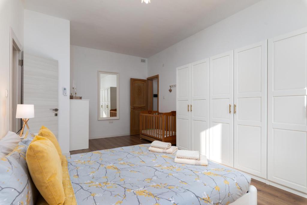 Family-Friendly Spacious Townhouse with Garden - Close to Airport 8