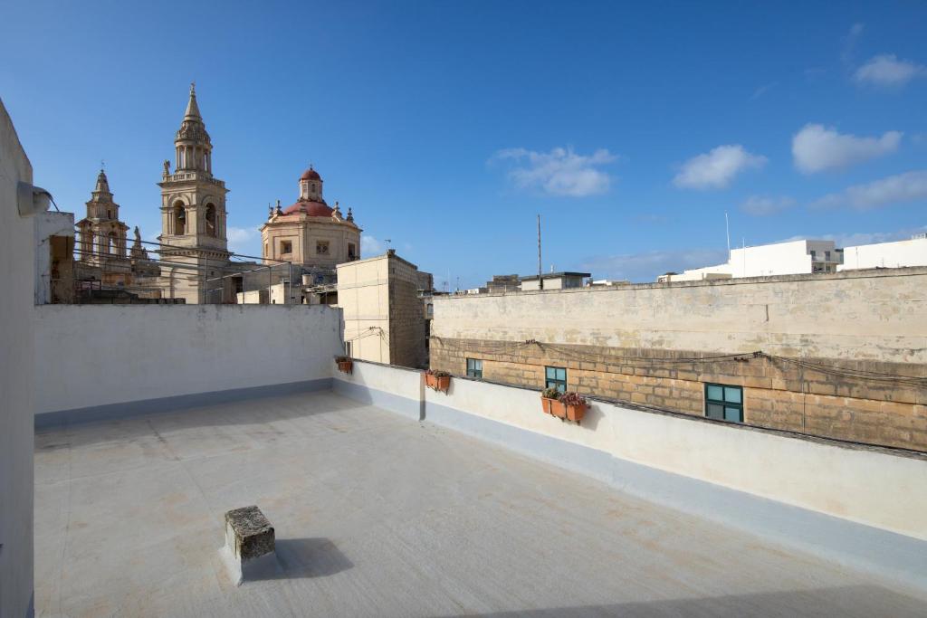 Family-Friendly Spacious Townhouse with Garden - Close to Airport 7