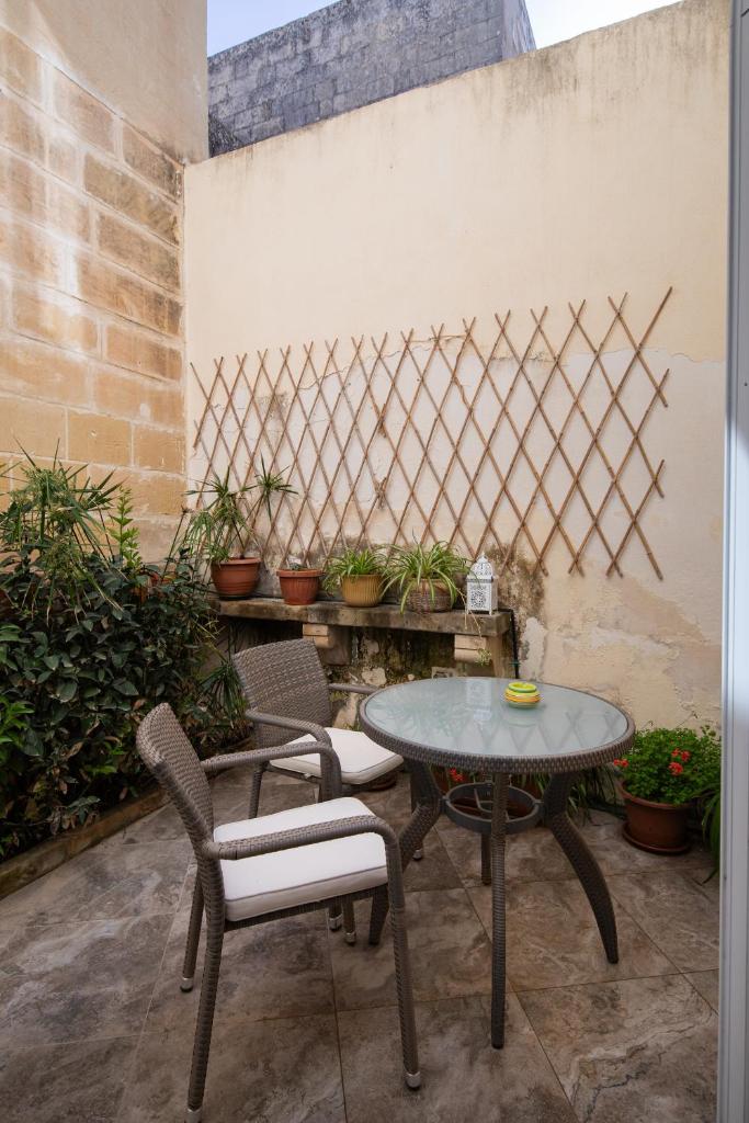 Family-Friendly Spacious Townhouse with Garden - Close to Airport 6