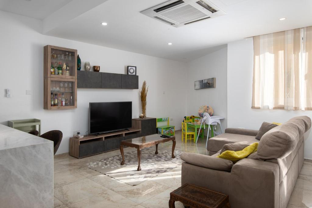 Family-Friendly Spacious Townhouse with Garden - Close to Airport 4
