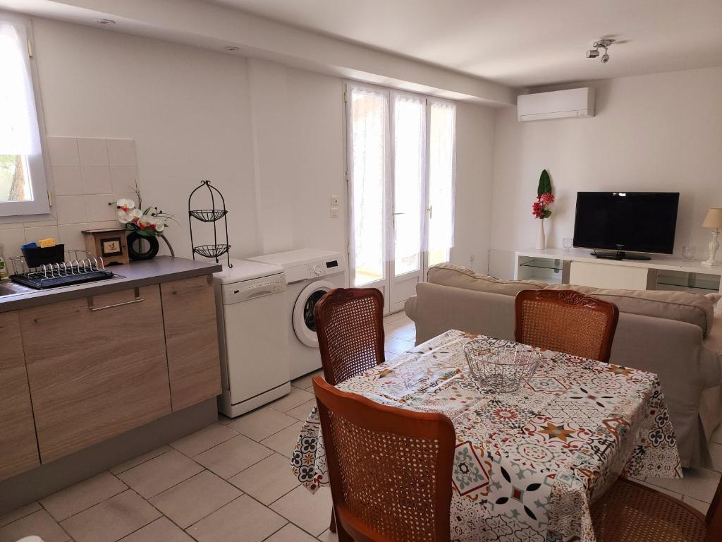 Il dispose d'une cuisine et d'un salon avec une table et une salle à manger. dans l'établissement Gite Le Roma, à Oppède