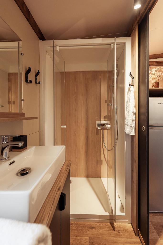 une salle de bain avec douche et lavabo dans l'établissement Gîte Ethic Simple & Chic, à Labastide-Marnhac