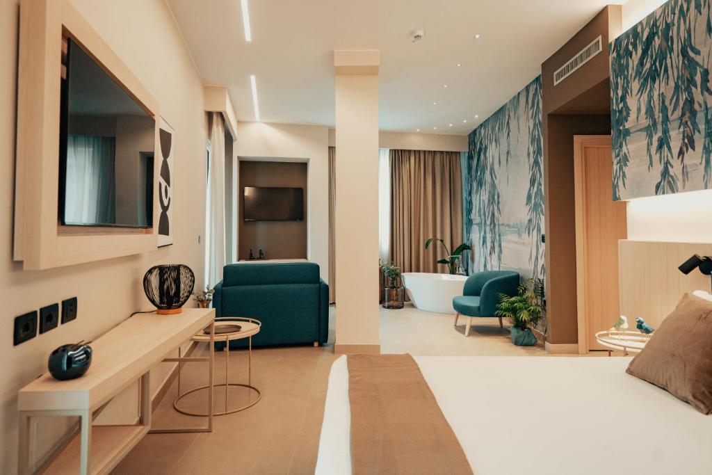 une chambre d'hôtel avec un lit et une salle de bain dans l'établissement Lumia Hotel, à Termoli
