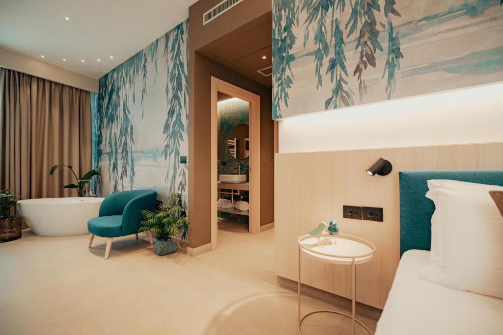 une chambre d'hôtel avec une baignoire et une chambre dans l'établissement Lumia Hotel, à Termoli