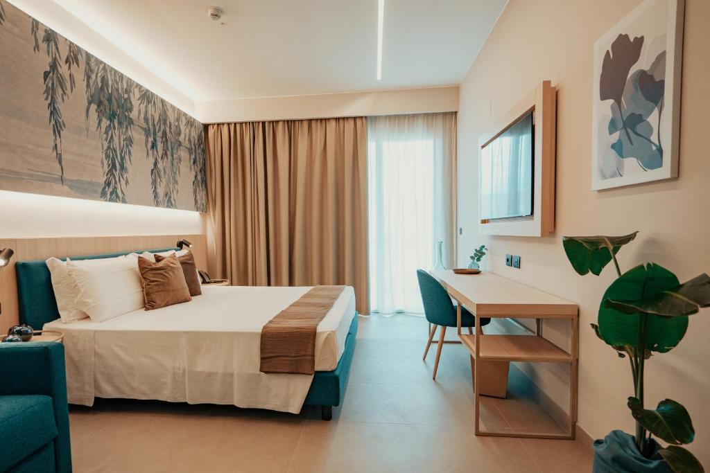 une chambre d'hôtel avec un lit et un bureau dans l'établissement Lumia Hotel, à Termoli 103 autres photos