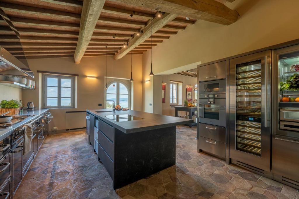 une grande cuisine avec des appareils en acier inoxydable et un grand îlot dans l'établissement Battisole Luxury Villa by Great Stays, à Monte del Lago