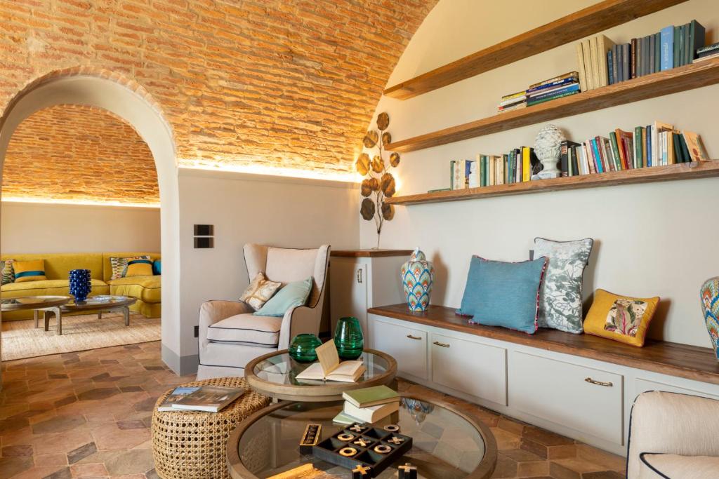 un salon avec un canapé et une table dans l'établissement Battisole Luxury Villa by Great Stays, à Monte del Lago