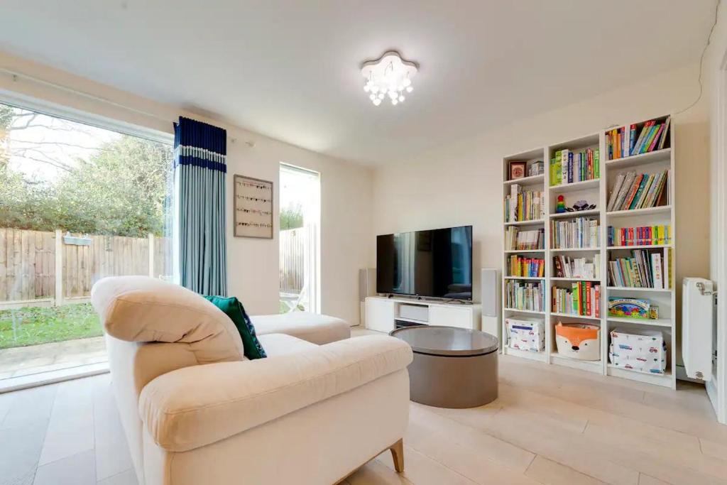 Pass the Keys 53 Austin Drive · Modern Townhouse near Addenbrookes Own Parking 1