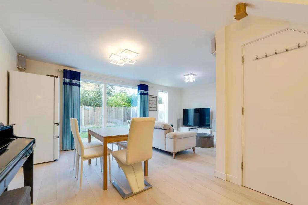 Pass the Keys 53 Austin Drive · Modern Townhouse near Addenbrookes Own Parking 8