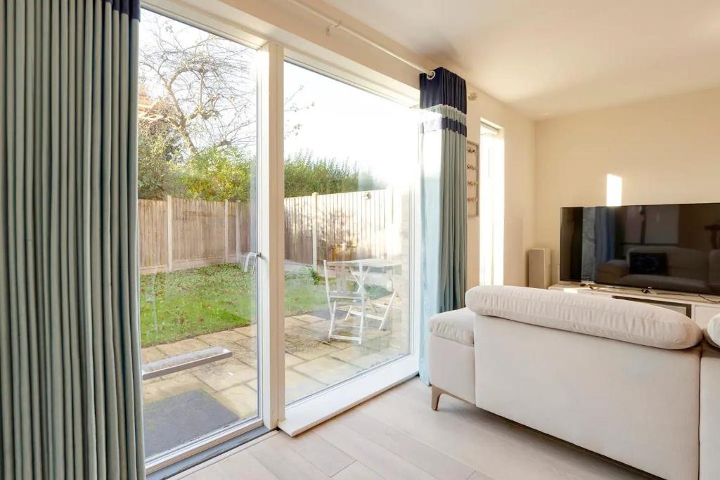 Pass the Keys 53 Austin Drive · Modern Townhouse near Addenbrookes Own Parking 5