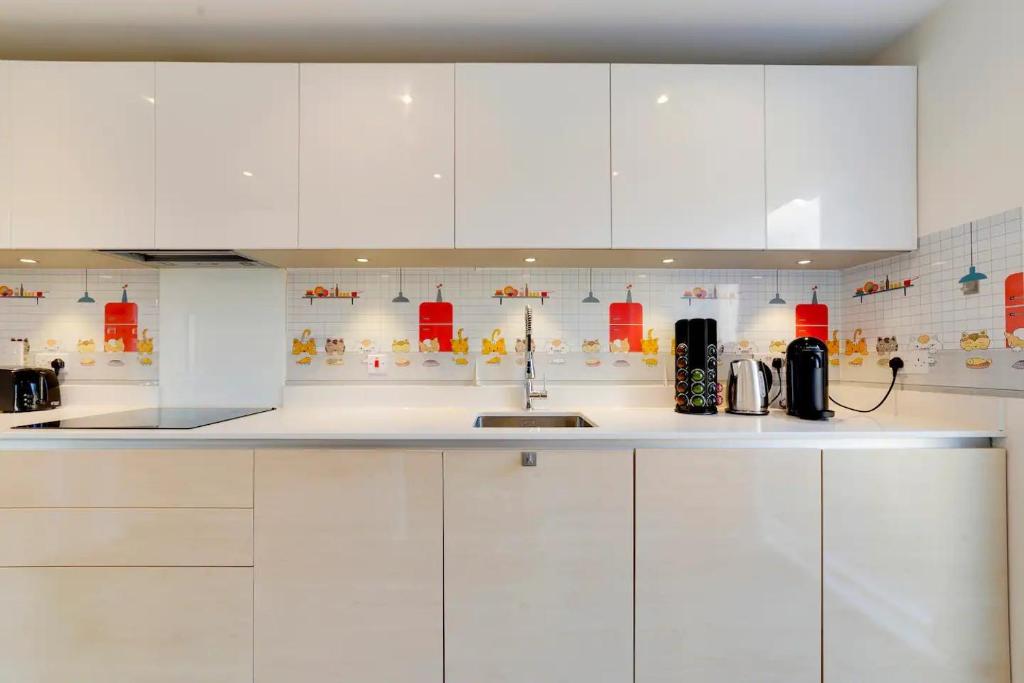 Pass the Keys 53 Austin Drive · Modern Townhouse near Addenbrookes Own Parking 4