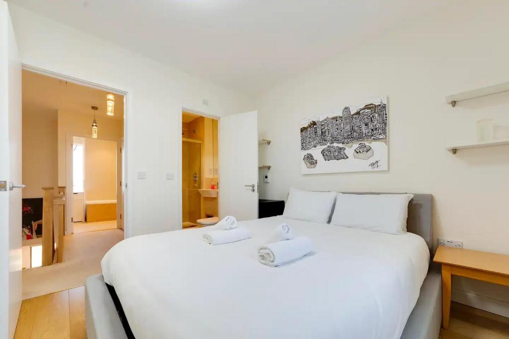 Pass the Keys 53 Austin Drive · Modern Townhouse near Addenbrookes Own Parking 2