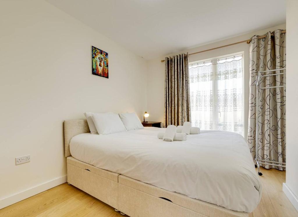Pass the Keys 53 Austin Drive · Modern Townhouse near Addenbrookes Own Parking 6