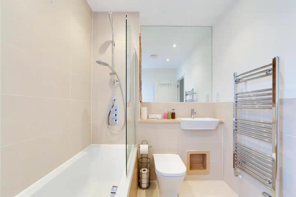 Pass the Keys 53 Austin Drive · Modern Townhouse near Addenbrookes Own Parking 3